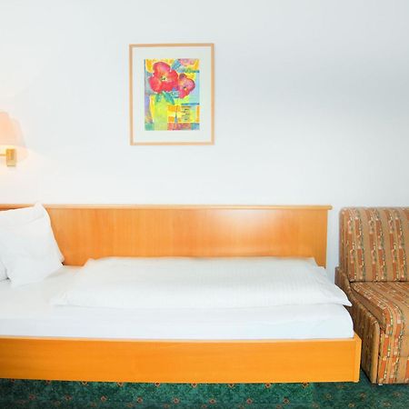 Hotel Zum Hirsch Wertingen Стая снимка