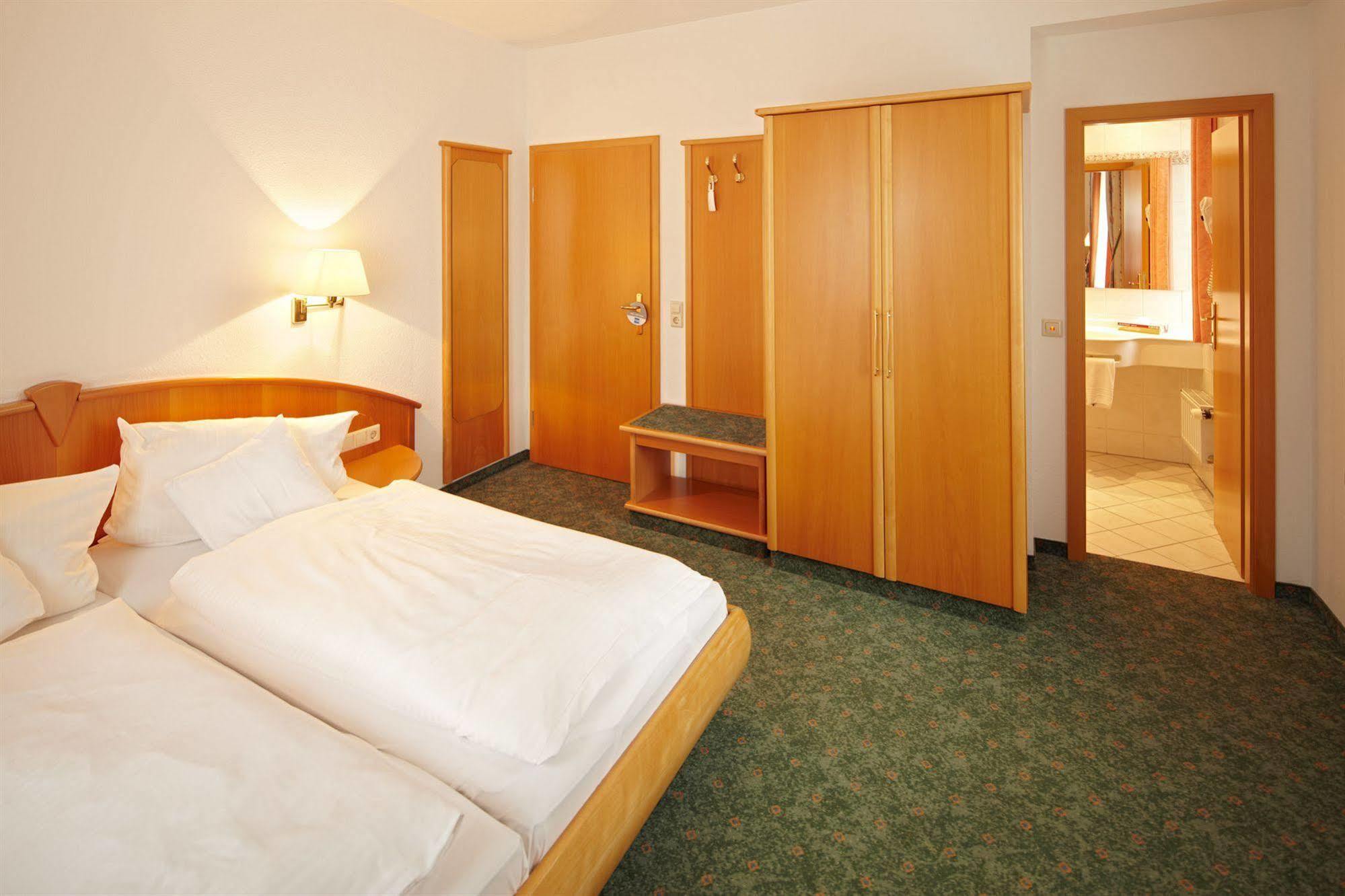 Hotel Zum Hirsch Wertingen Екстериор снимка