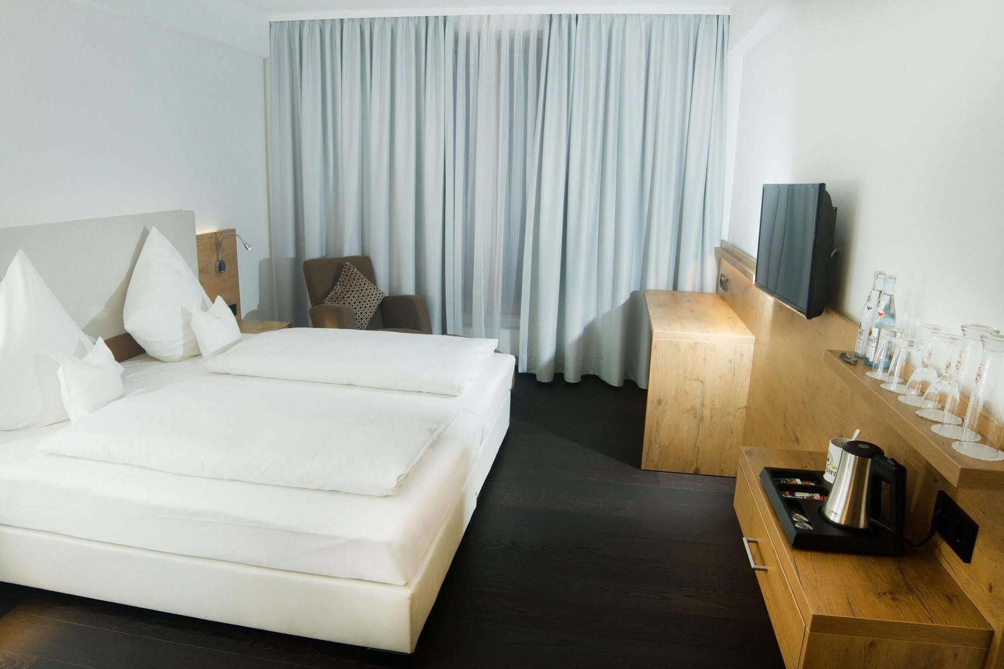 Hotel Zum Hirsch Wertingen Екстериор снимка