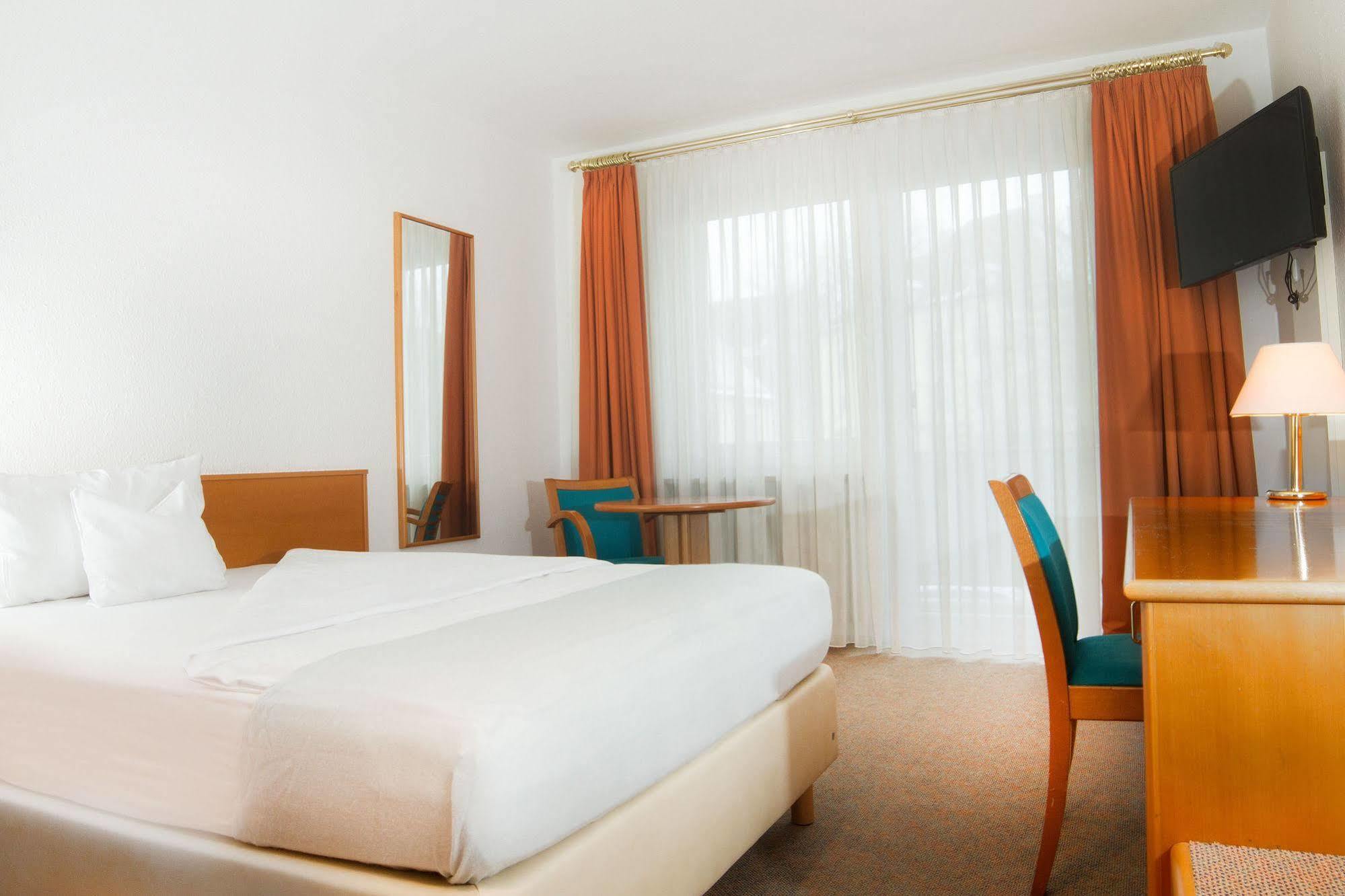 Hotel Zum Hirsch Wertingen Екстериор снимка