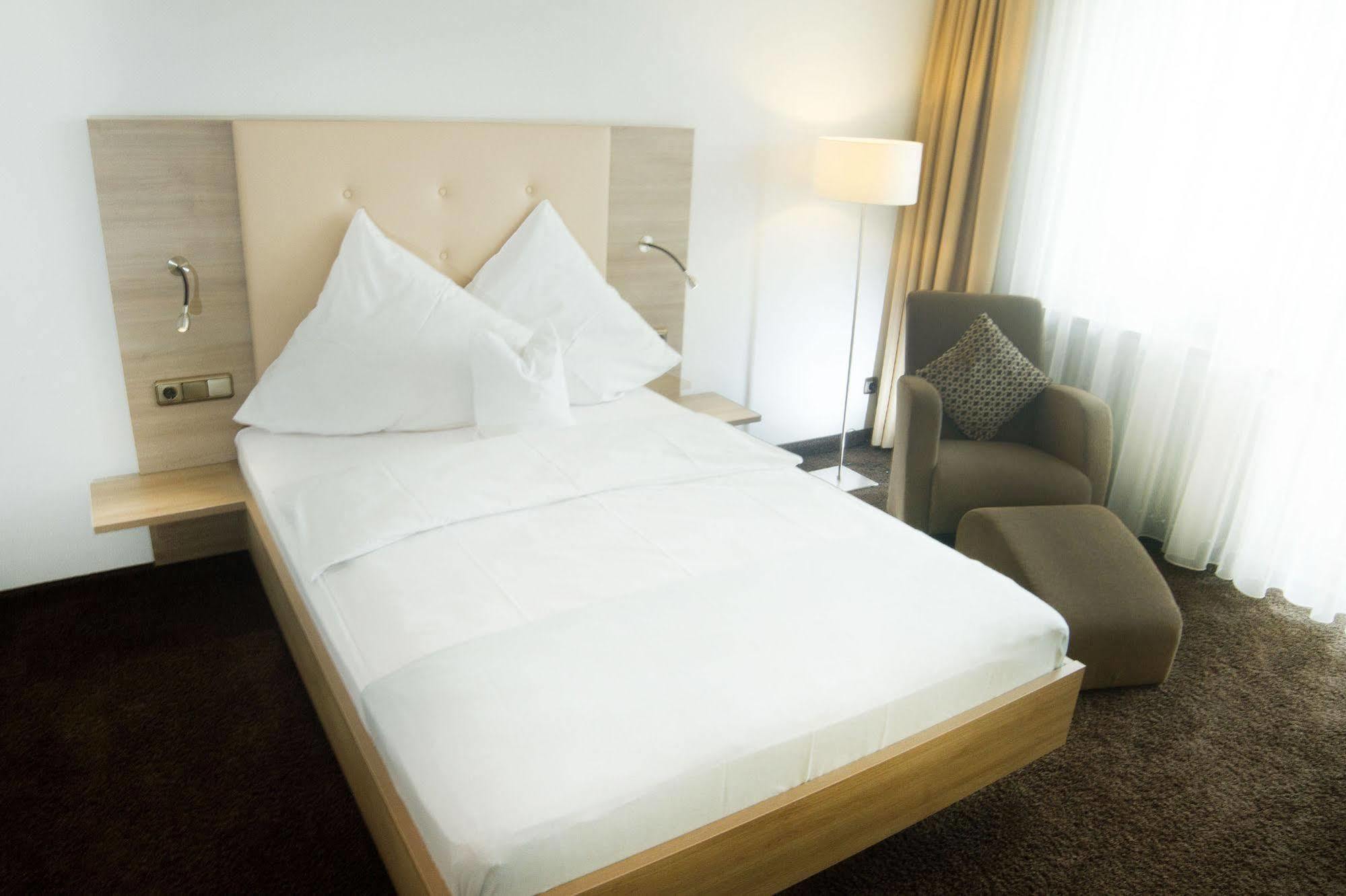 Hotel Zum Hirsch Wertingen Екстериор снимка