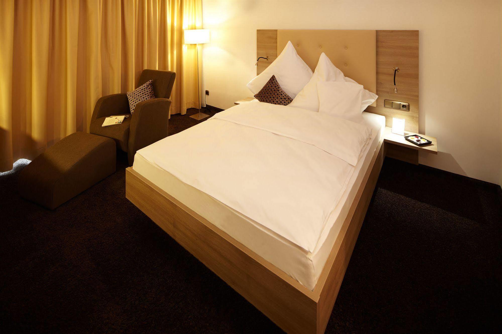 Hotel Zum Hirsch Wertingen Екстериор снимка