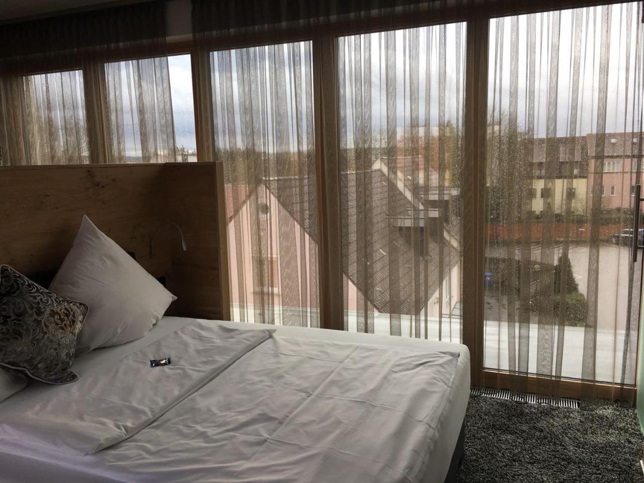 Hotel Zum Hirsch Wertingen Екстериор снимка